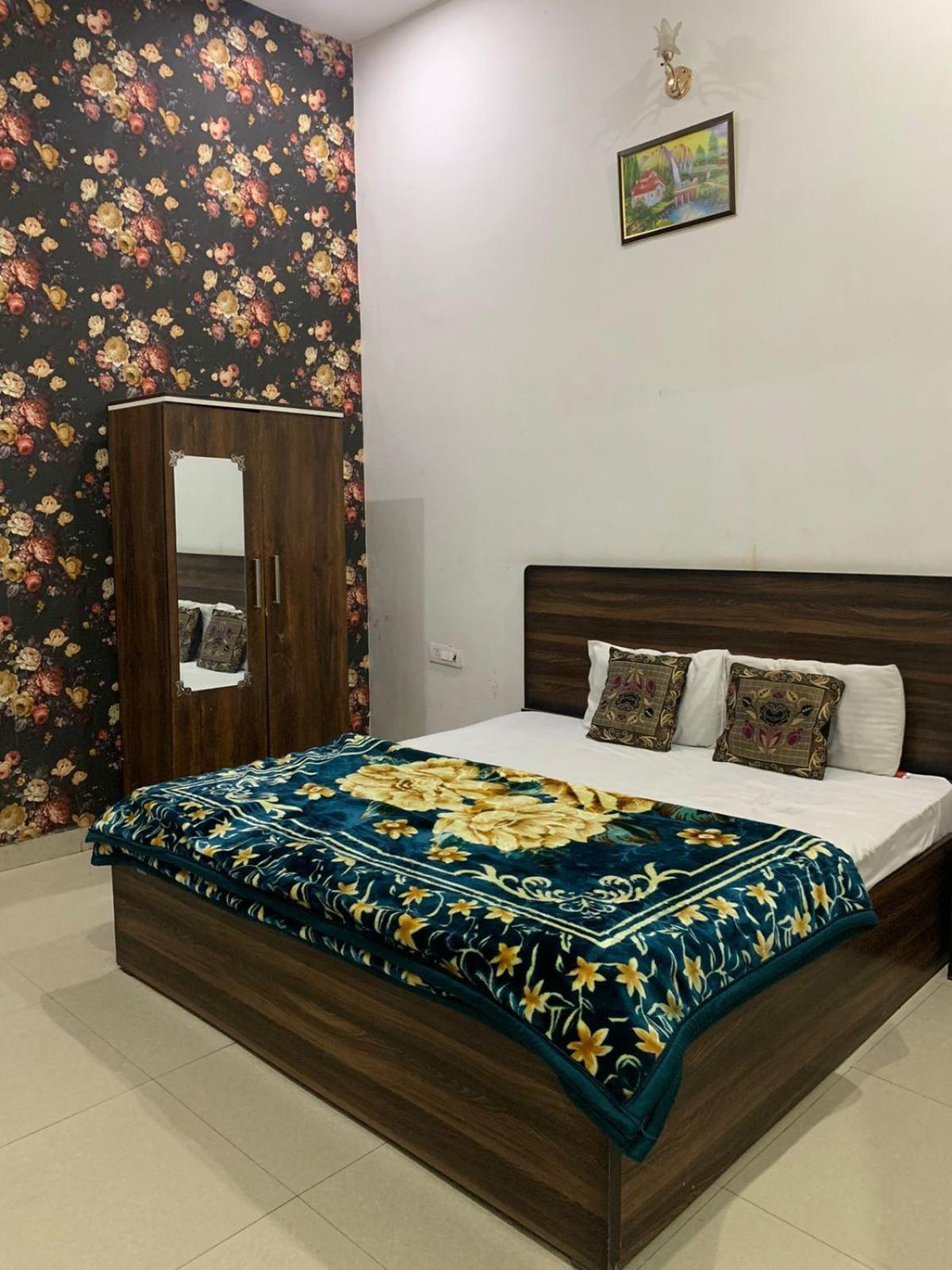 Hotel Indira Palace Vrindāvan 外观 照片